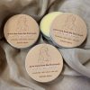3 blikjes shea butter van holistic doula op kleed