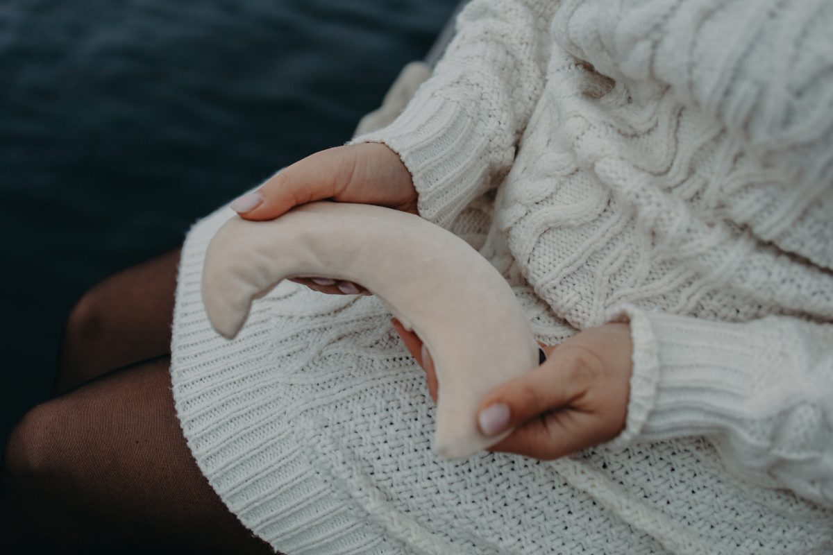 moeder met warmte kussen maanvorm