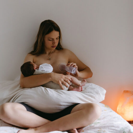 vrouw geeft borstvoeding bij zoutlamp