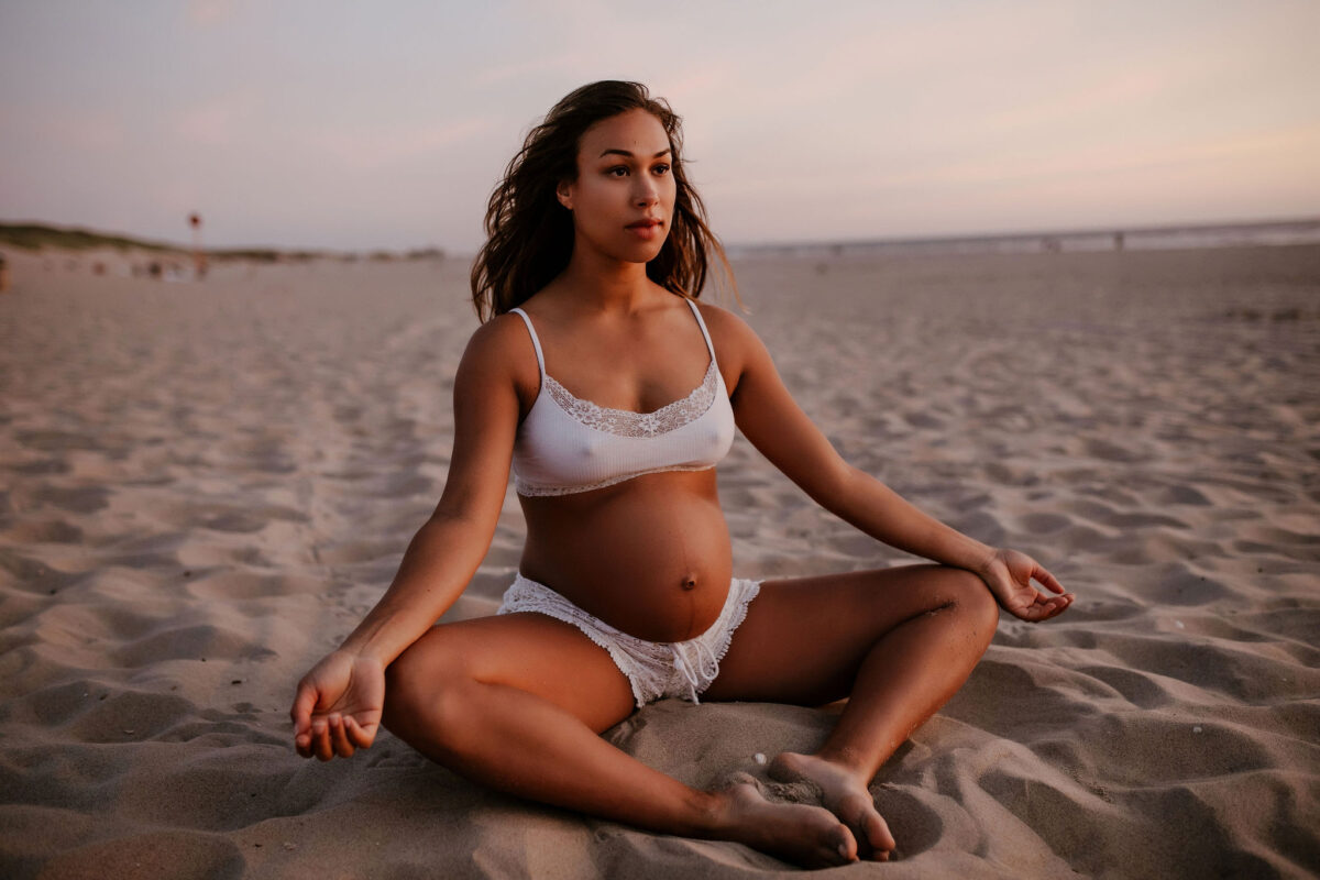 zwangere vrouw mediteert