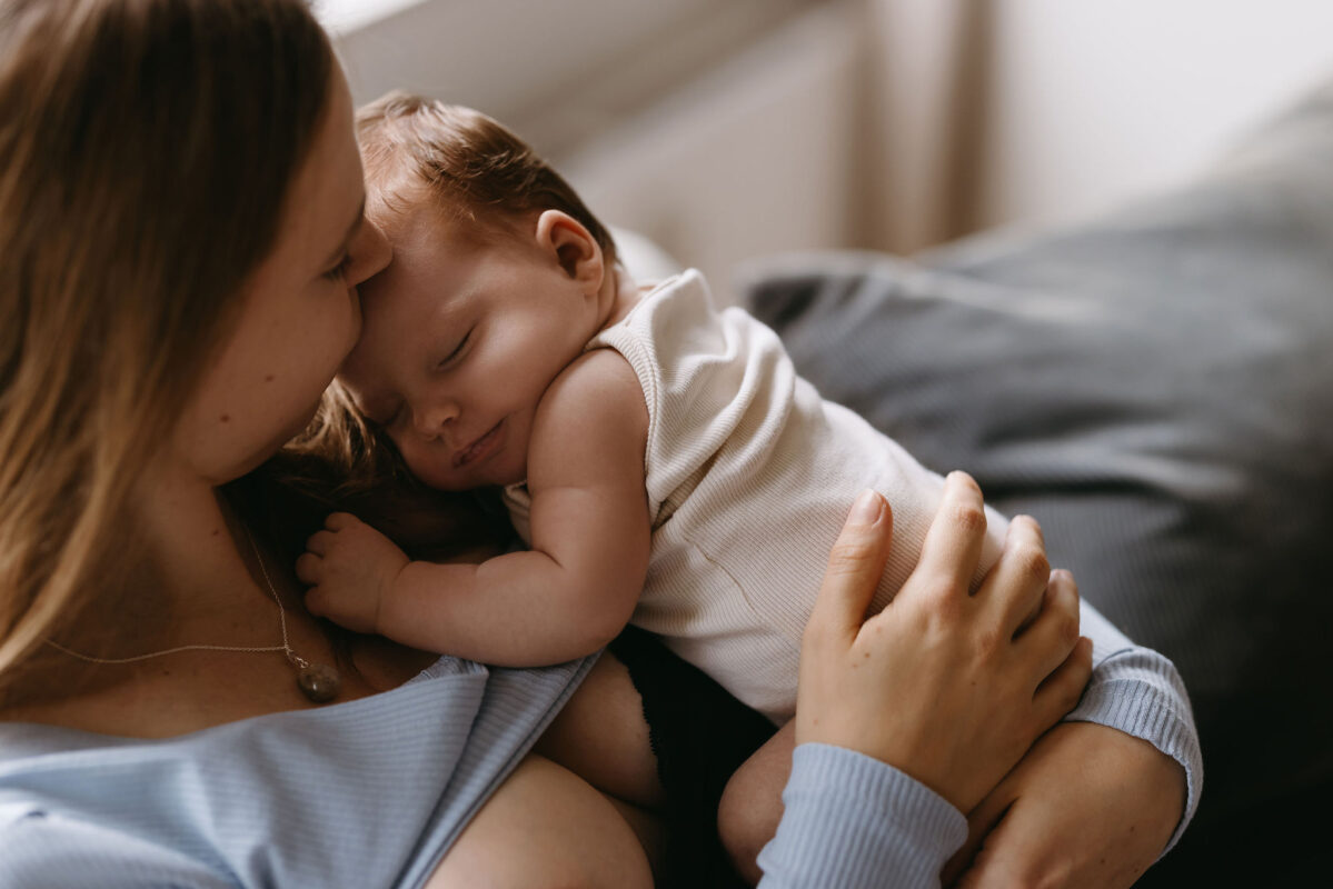 baby slaapt bij moeder na borstvoeding