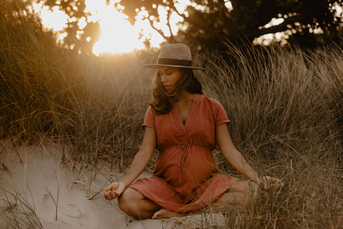 vrouw mediteert in natuur