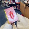 nina houdt boek de geboortebundel vast