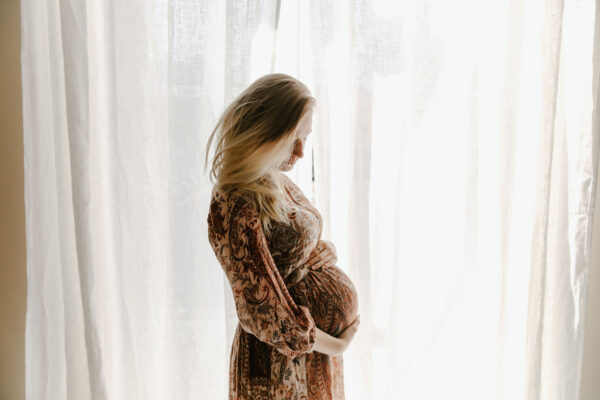zwangere vrouw bereid zich voor op geboorte