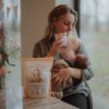 vrouw drinkt superfood smoothie terwijl ze borstvoeding geeft