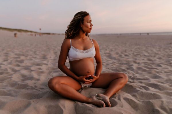 vrouw zwanger mediteert