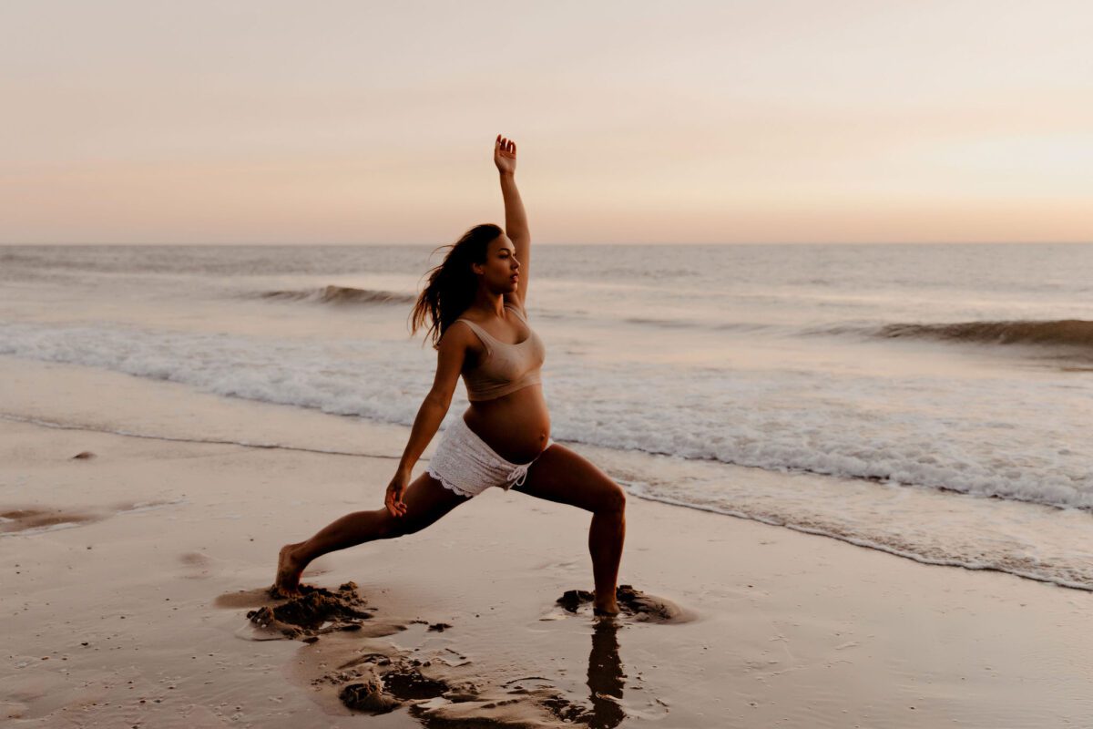 zwangere vrouw yoga strand