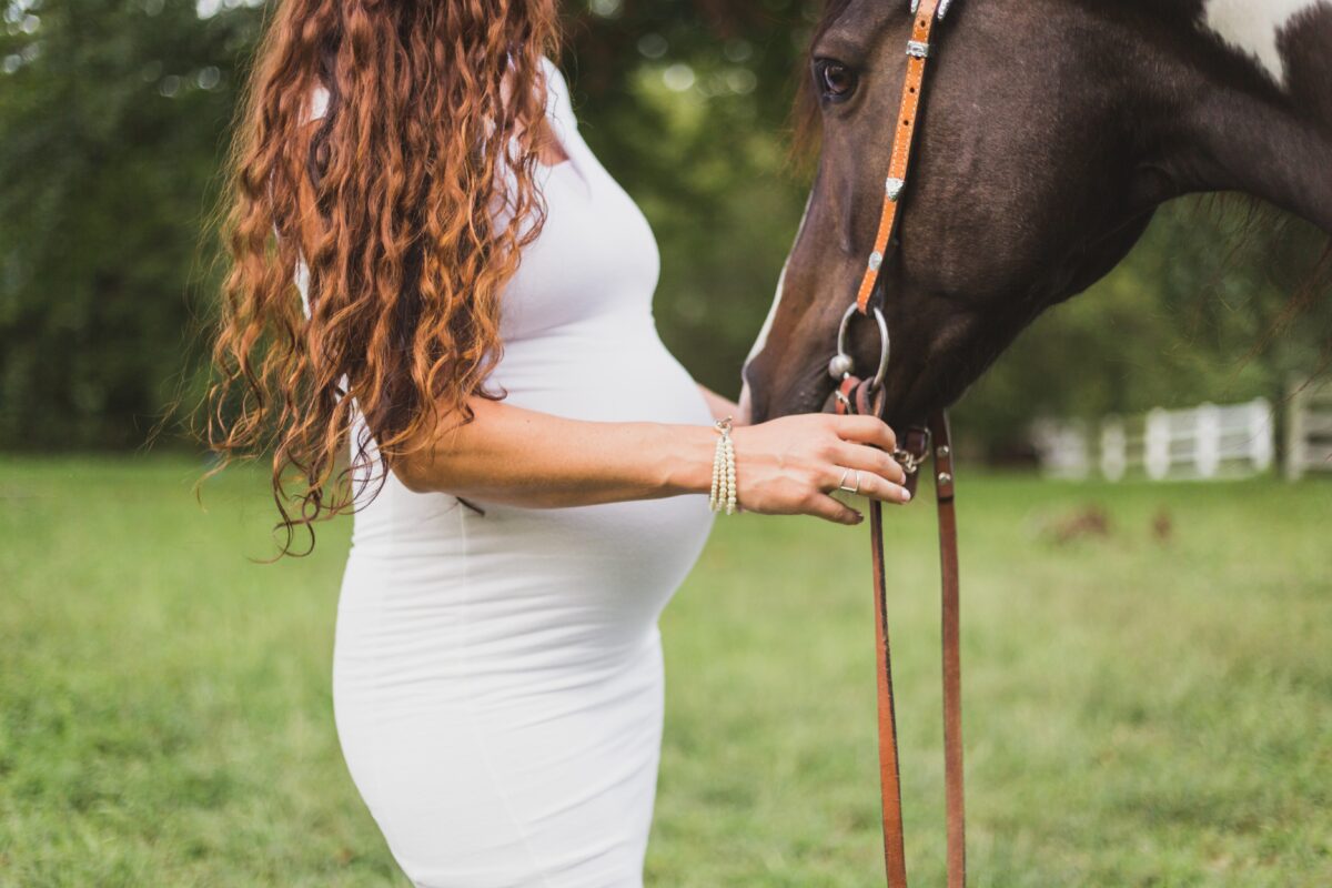 zwangere vrouw met paard