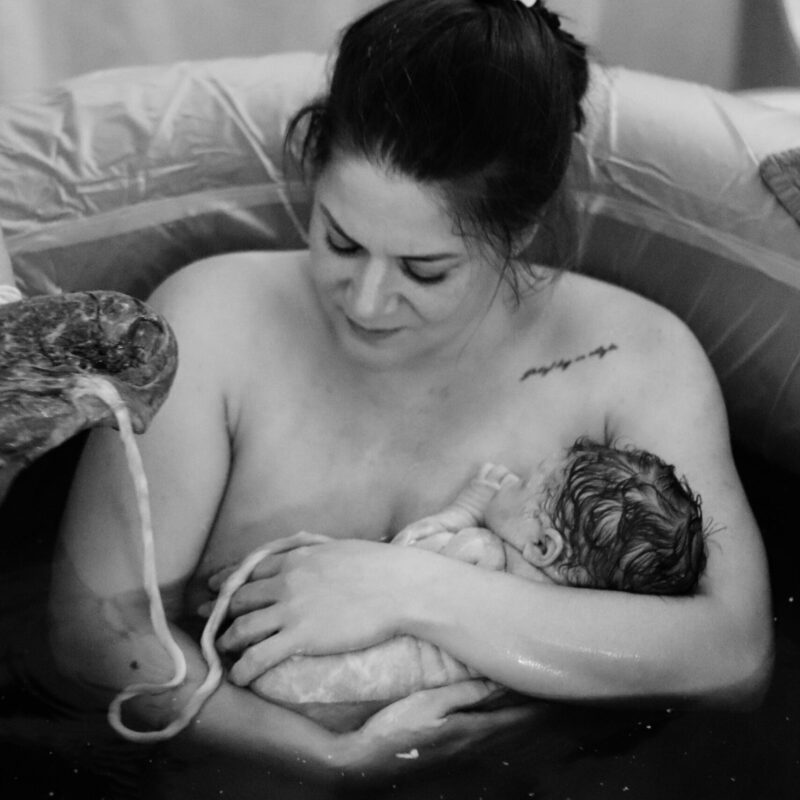 moeder met baby in bad bevalling