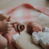 moeder gebruikt zalf voor baby