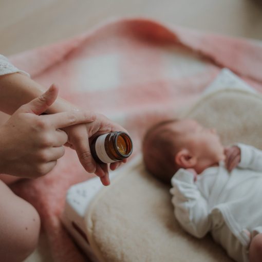 moeder gebruikt zalf voor baby