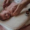 moeder smeert baby in met zalf