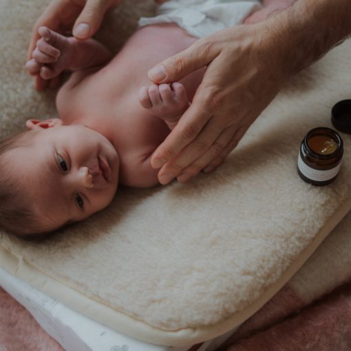 moeder smeert baby in met zalf