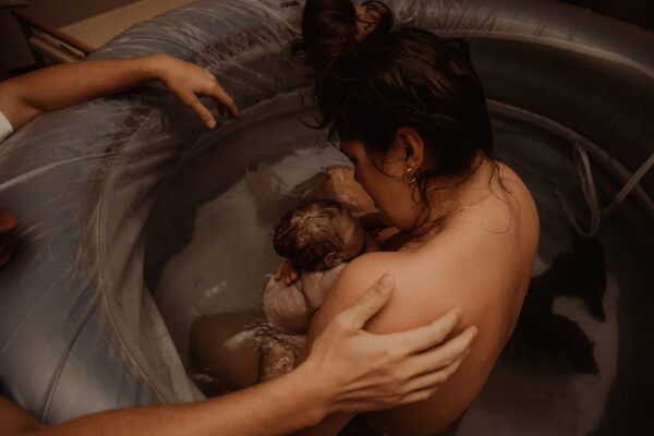 mikki deelt ervaring van haar bevalling in bad