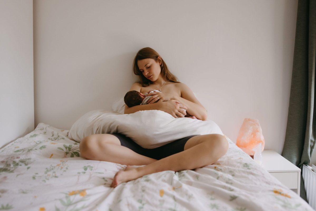 vrouw geeft borstvoeding