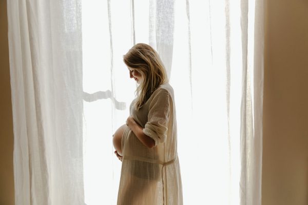 zwangere vrouw maakt contact baby oxytocine komt vrij
