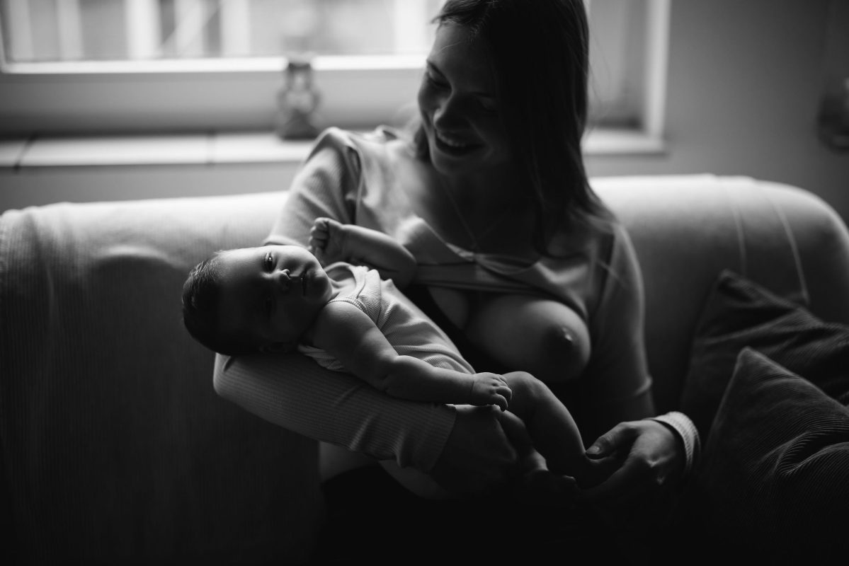 moeder lucht hart bij borstvoeding