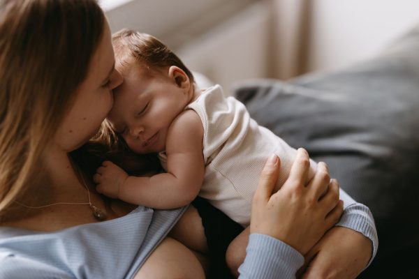 baby tegen borst van moeder verkouden