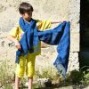 kind met blauwe doek