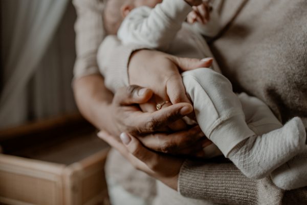baby in armen moeder