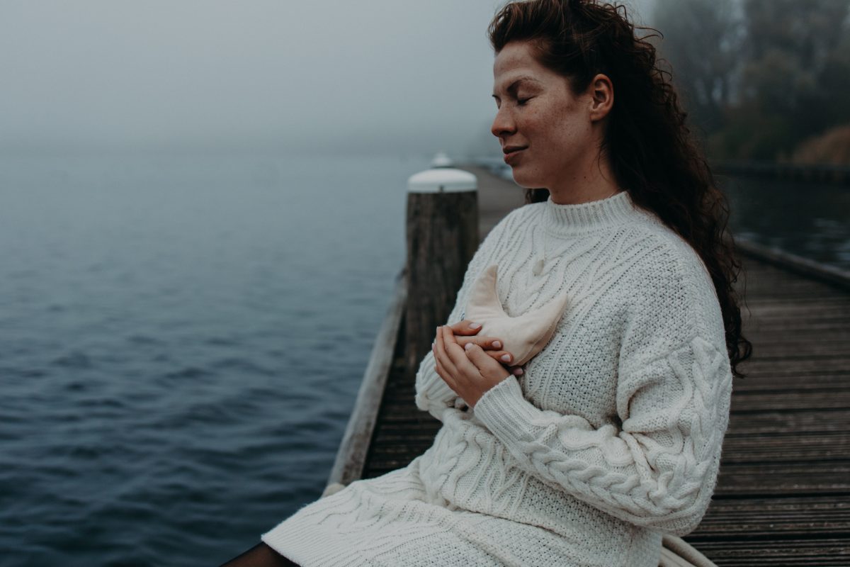 zwangere vrouw reflecteert met een maantje