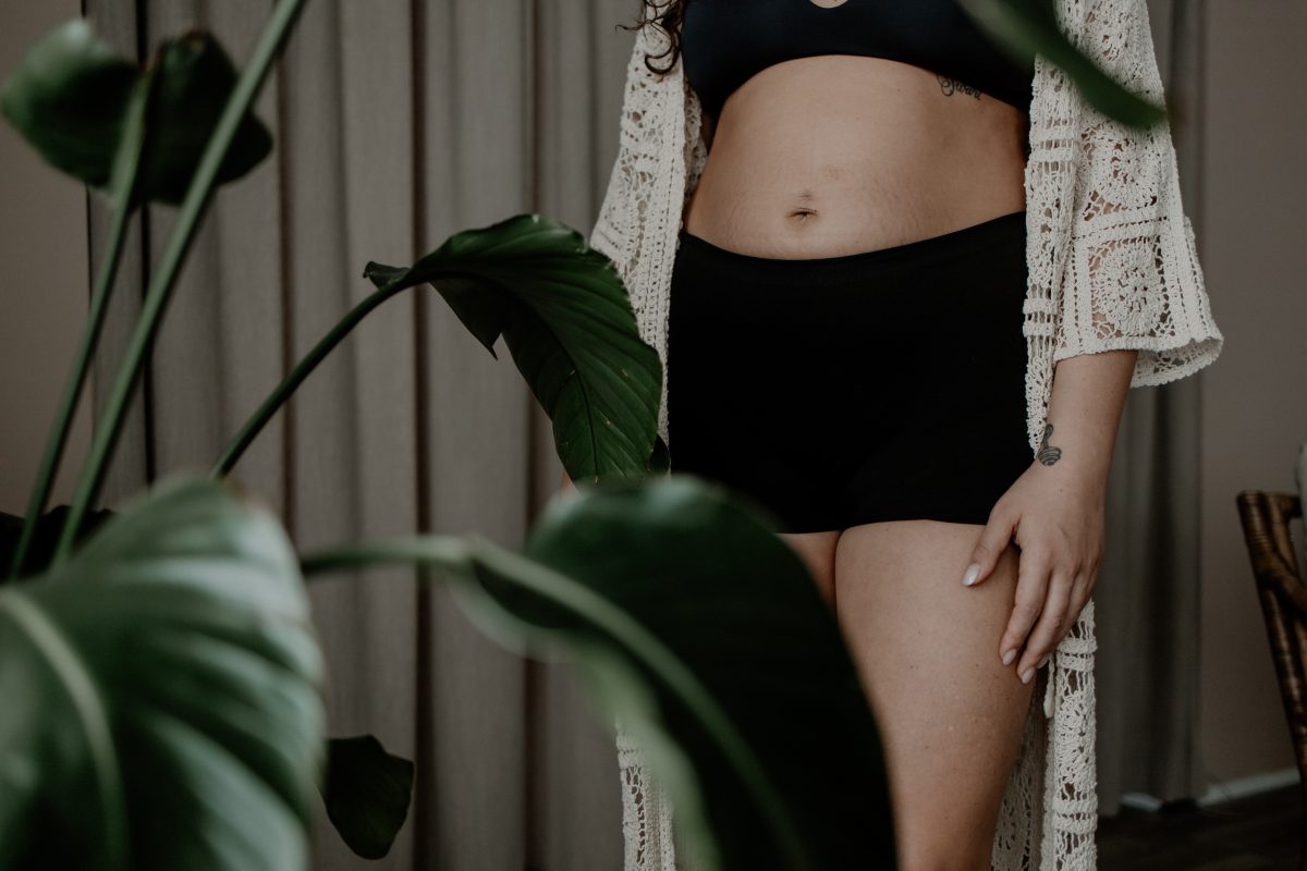 buik van vrouw in postpartum