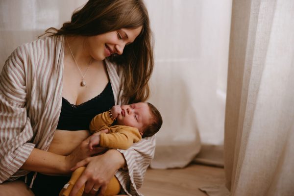 vrouw draagt zwangerschapsbh