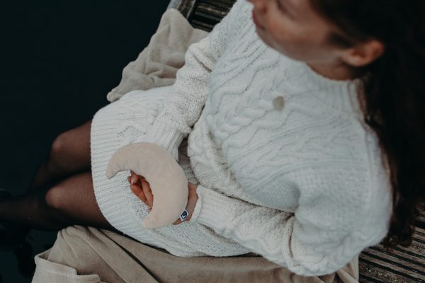 moeder met maan in haar hand