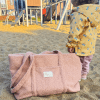 praktische luiertas op strand met kind