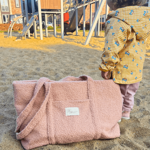 praktische luiertas op strand met kind