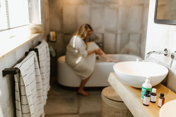 zwangere vrouw in badkamer