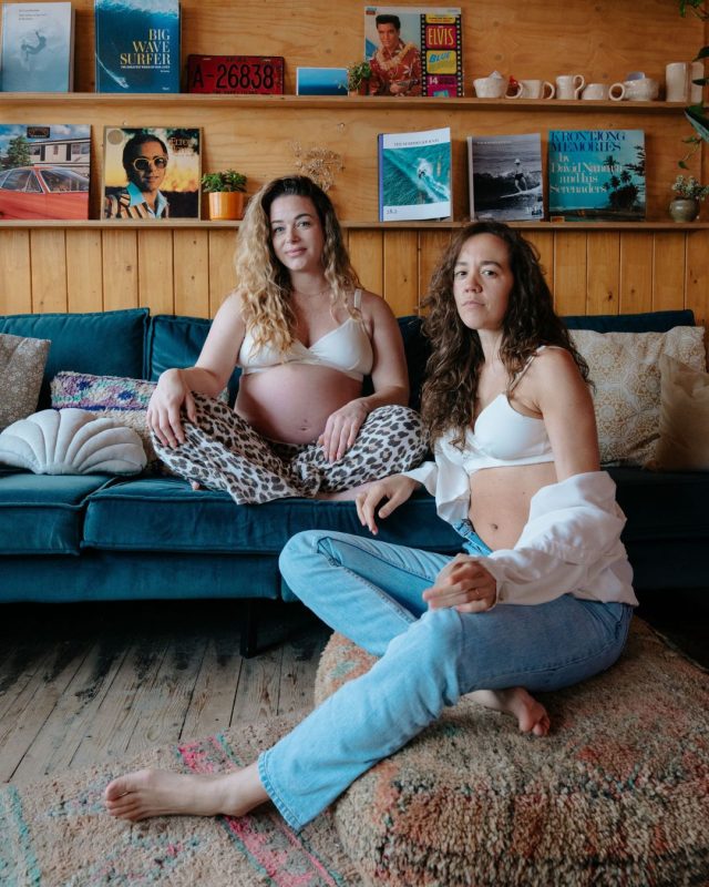 twee zwangere vrouwen met zwangerschapsbh