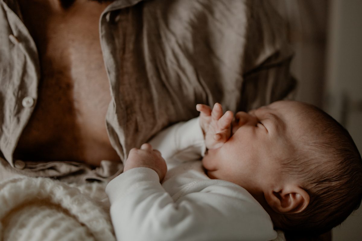 baby in armen van vader