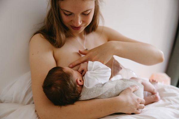 moeder geeft baby de borst