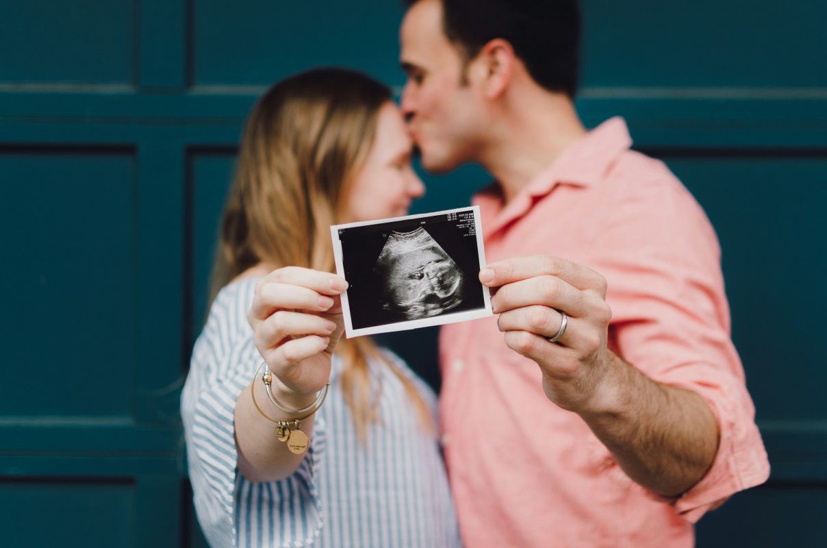 man en vrouw met foto echo baby