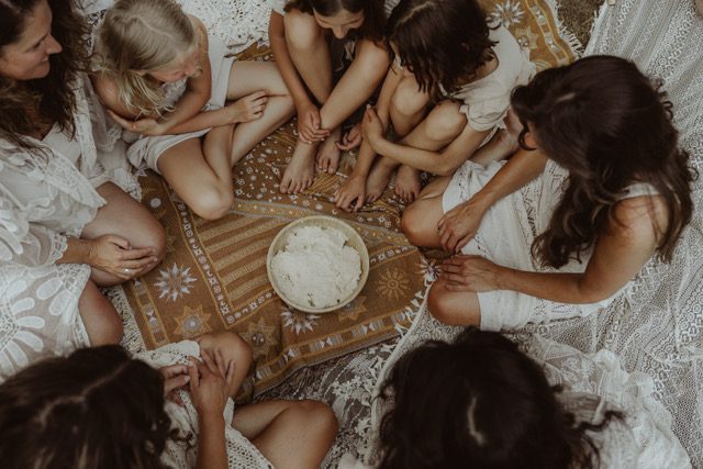 vrouwen in kring om sheabutter