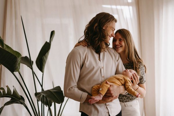 ouders met baby in kraamtijd