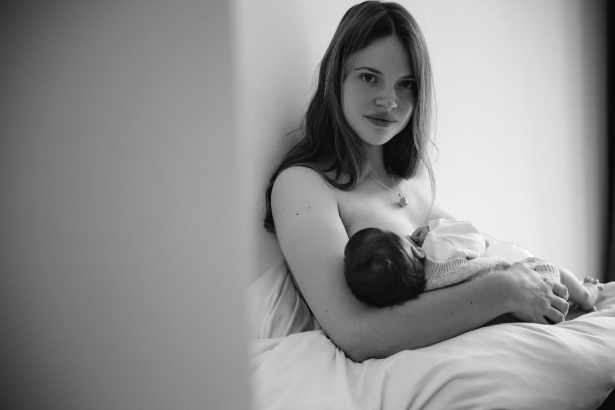 vrouw geeft borstvoeding baby