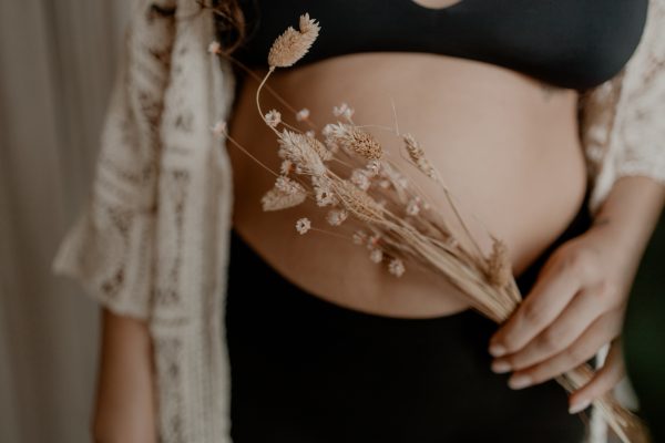 buik van vrouw in kraamtijd