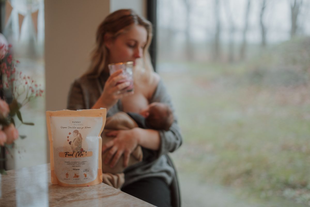 vrouw met baby drinkt smoothie