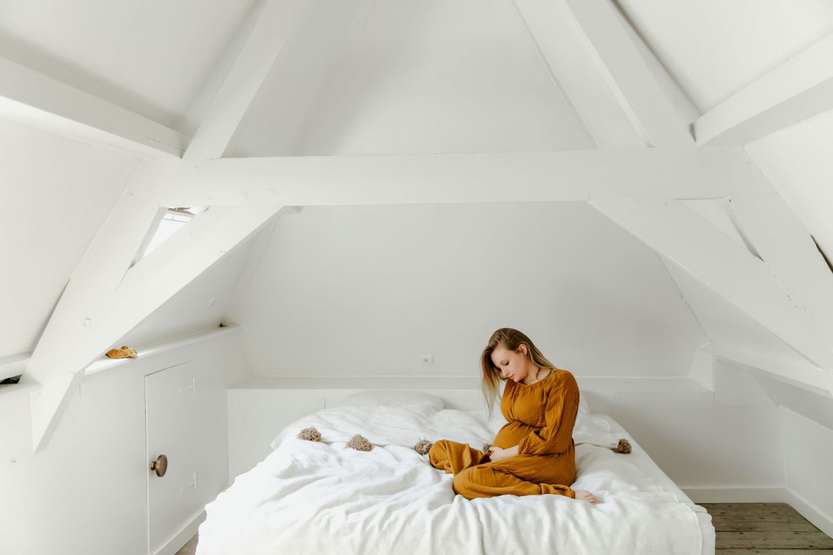 zwangere vrouw op bed met jeuk