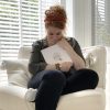 vrouw met invulboek in armen