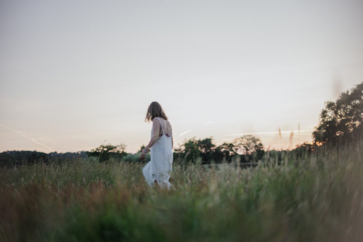 vrouw in weiland in rouw