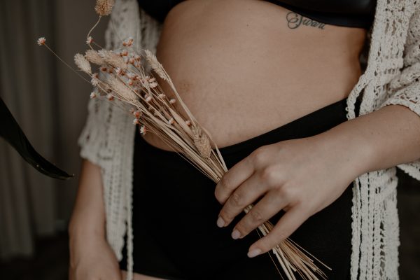 miskraam vrouw buik koesteren