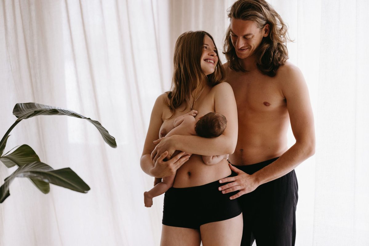 ouders bloot samen met baby huid op huid