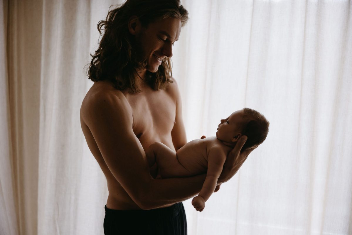 vader met baby huid op huid