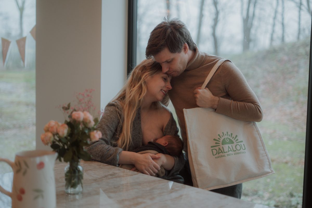 stel bij elkaar met tas en baby