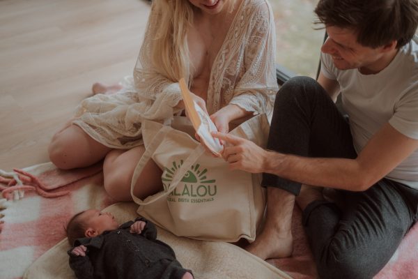 ouders pakken tas uit met producten uit vluchtkoffer