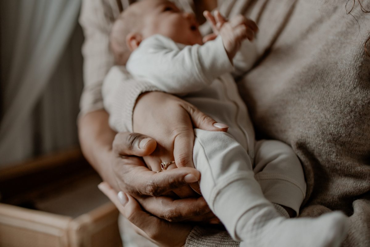 baby met kleertjes ter bescherming zon