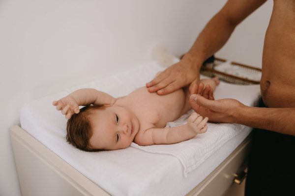 vader smeert baby in met zonnebrandcreme